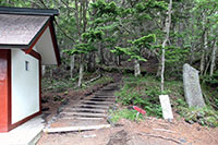 その横をぬけ登山道が続く