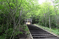 少し登ると古御嶽神社がある